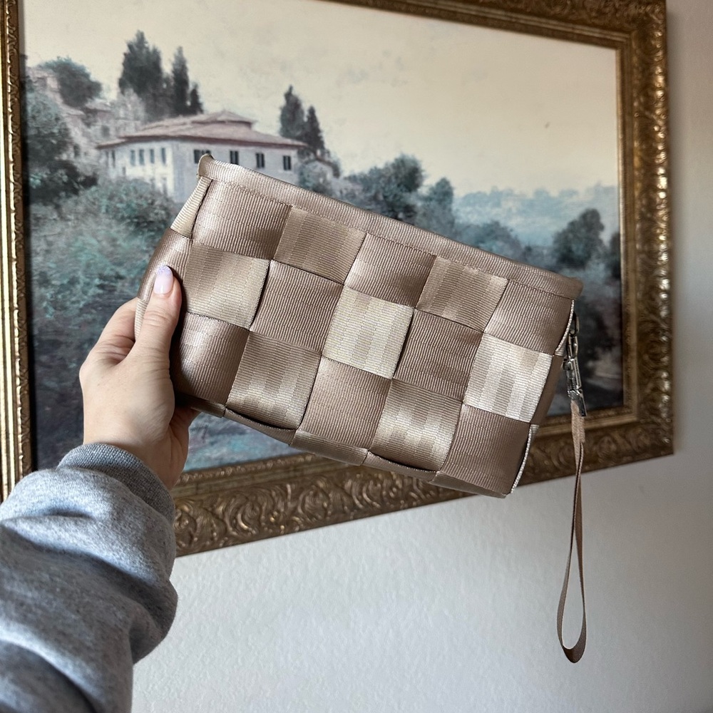 Harvey’s original seatbelt bag clutch/wristlet
